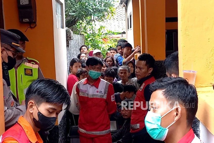 Seorang perawat Rumah Sakit Santosa Bandung berinisial H ditemukan tewas tergantung seutas tali di pintu kamar kontrakannya di Gang Melati 2, Jalan Kopo, Kota Bandung, Ahad (24/3/2024) sekitar pukul 13.00 WIB. Korban ditemukan oleh teman satu kontrakannya dan langsung dilaporkan ke polisi. 