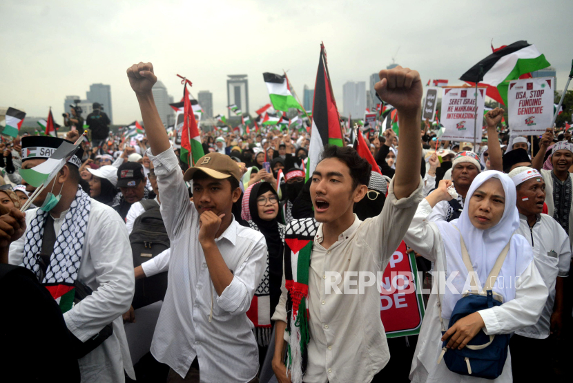 Sejumlah orang mengikuti Aksi Damai Aliansi Rakyat Indonesia Bela Palestina di Kawasan Monas, Jakarta, Ahad (5/11/2023). Aksi yang dilakukan untuk mengecam tindakan Israel terhadap Palestina tersebut dihadiri oleh masyarakat dari berbagai daerah.  
