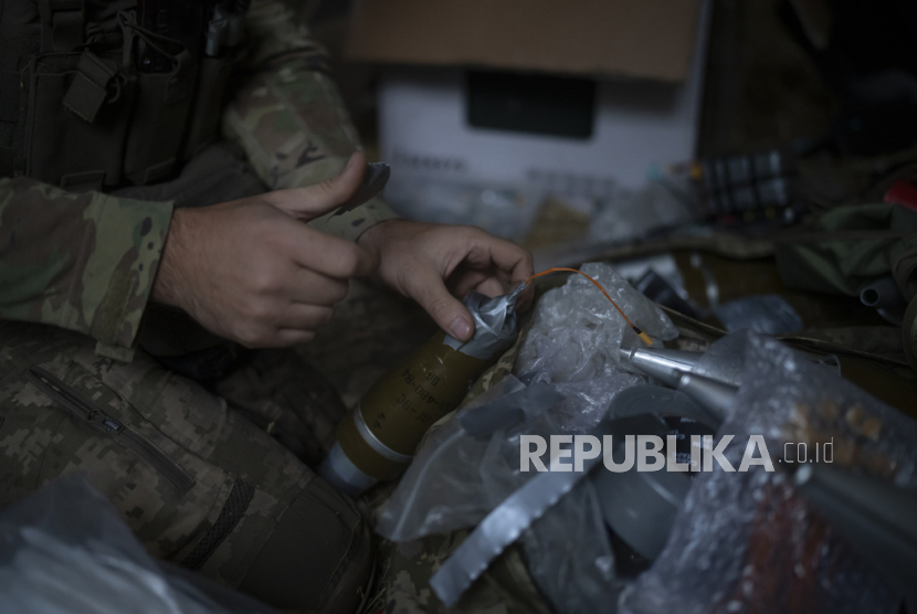 Seorang tentara Ukraina menyiapkan bom untuk dipasang pada drone yang meledak di pinggiran Kremmina, Ukraina, beberapa waktulalu.