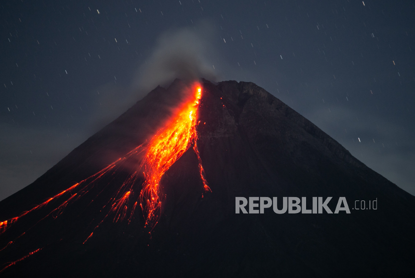 Guguran lava pijar Gunung Merapi terlihat dari Turi, Sleman, DI Yogyakarta, Selasa (12/12/2023). Menurut data BPPTKG periode pengamatan 11 Desember 2023 pukul 00.00-24.00 WIB telah terjadi 24 kali guguran lava dengan jarak luncuran maksimal 1.900 meter ke Kali Bebeng dan tiga kali guguran lava dengan jarak luncur 1.000 meter ke arah Kali Boyong, tingkat aktivitas Gunung Merapi Siaga (level III). A 