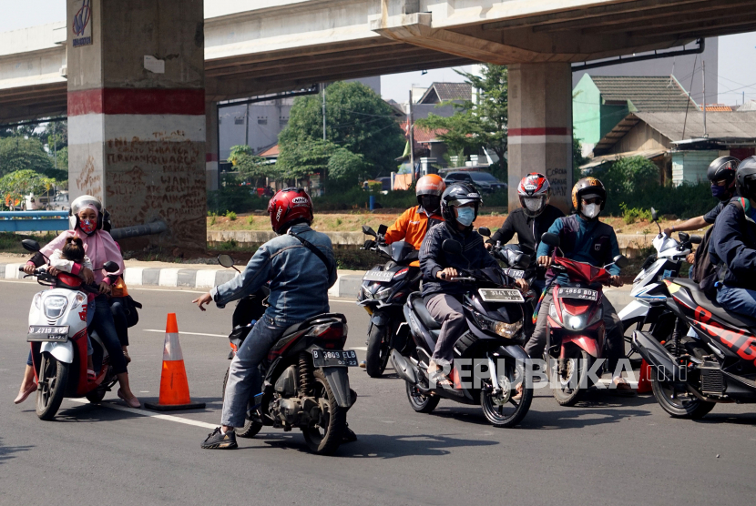 Sejumlah kendaraan roda dua nekat melawan arah untuk menuju Jakarta usai diputarbalikan oleh petugas di pos penyekatan pembatasan mobilitas masyarakat pada PPKM Darurat di Lampiri, Kalimalang, Jakarta Timur, Ahad (4/7). 