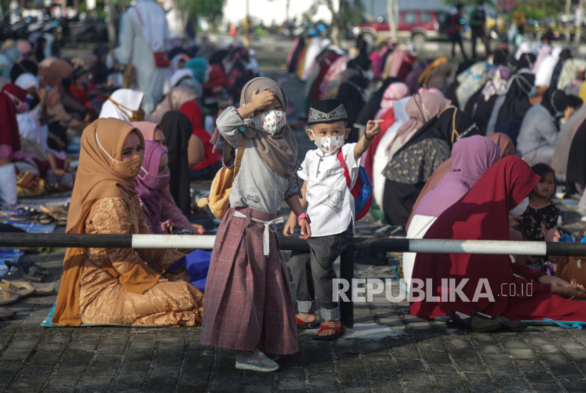Sejumlah anak bermain usai melaksanakan shalat Idul Adha 1442 H di Masjid Raya Darussalam, Palangkaraya, Kalimantan Tengah, Selasa (20/7/2021). Jangan Ketinggalan, Ini Amalan yang Sunnah Dilakukan Saat Idul Adha