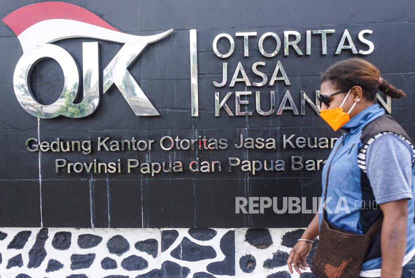 Seorang warga melintas di depan kantor Otoritas Jasa Keuangan (OJK) Papua dan Papua Barat. Panitia seleksi pemilihan calon anggota dewan komisioner Otoritas Jasa Keuangan (OJK) periode 2023-2028 mengumumkan delapan nama yang lolos seleksi tahap III.
