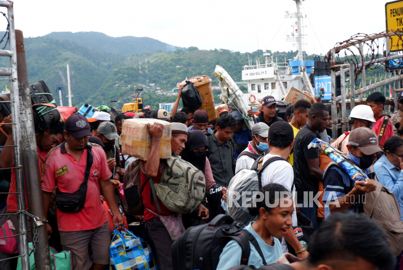 Sejumlah calon penumpang mengantre memasuki Kapal Motor (KM) Ciremai di Pelabuhan Jayapura, Kota Jayapura, Papua, Kamis (20/4/2023). Pelni naikkan tarif di Papua mulai 1 Juli.