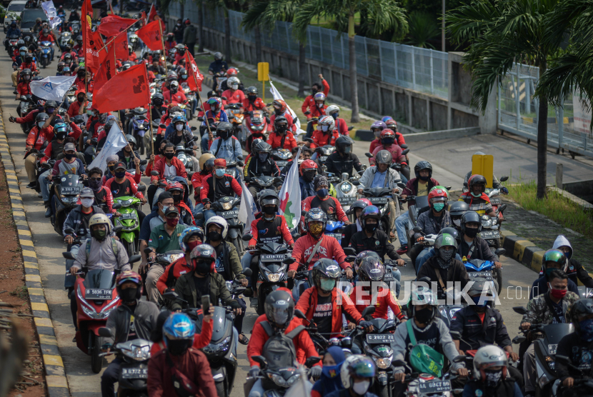 Massa serikat buruh melakukan aksi mogok kerja nasional di kawasan Industri Pulogadung, Jakarta Timur, Selasa (6/10). 