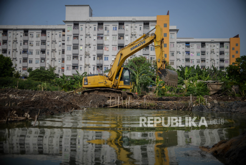 Alat berat beroperasi di area proyek pembuatan embung atau penampungan air di kawasan Semanan, Jakarta Barat, Rabu (7/10).  Pembangunan embung seluas 3.000 meter tersebut ditargetkan rampung pada akhir tahun 2020 sebagai antisipasi banjir di kawasan tersebut mengingat kawasan Semanan merupakan salah satu daerah rawan banjir. Republika/Thoudy Badai