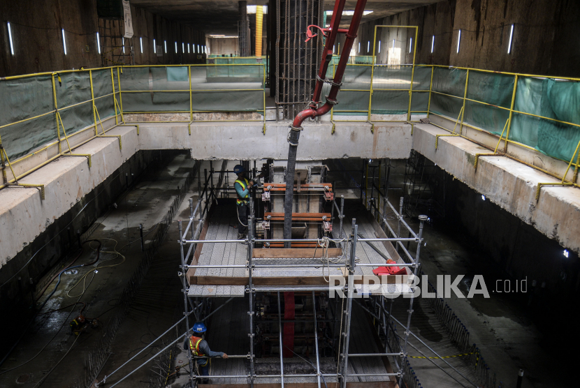 Pekerja saat beraktivitas di area pembangunan Stasiun MRT di kawasan Monas, Jakarta. Lalu lintas Jalan MH Thamrin direkayasa dampak dari proyek pekerjaan MRT.