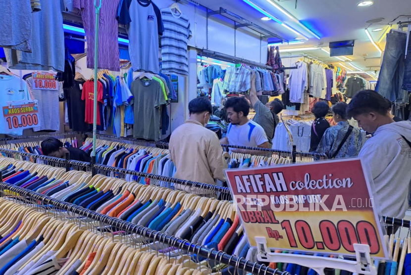 Aktivitas penjualan pakaian bekas atau thrifting impor di Pasar Senen, Jakarta Pusat, Senin (20/3/2023). Asosiasi Serat dan Benang Filament Indonesia (APSyFi) mengungkapkan, rata-rata setiap tahunnya impor pakaian bekas yang tidak tercatat atau ilegal dari China mencapai satu miliar dolar AS. 