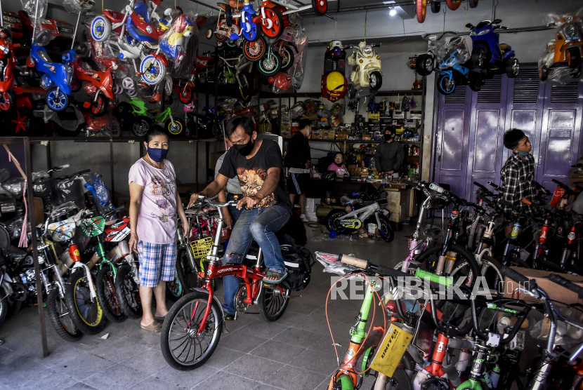 Calon pembeli mencoba sepeda di salah satu toko sepeda (ilustrasi). Kementerian Perdagangan (Kemendag) membatasi impor sepeda roda dua da roda tiga mulai 28 Agustus 2020.