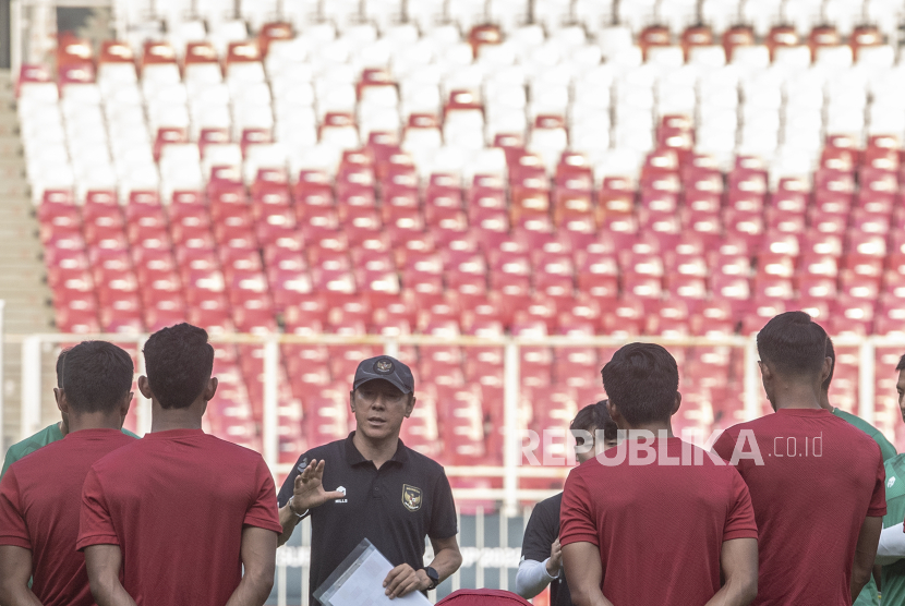 Pelatih Timnas Indonesia Shin Tae-yong (tengah) memberikan pengarahan saat melakukan sesi latihan jelang Piala AFF 2022.