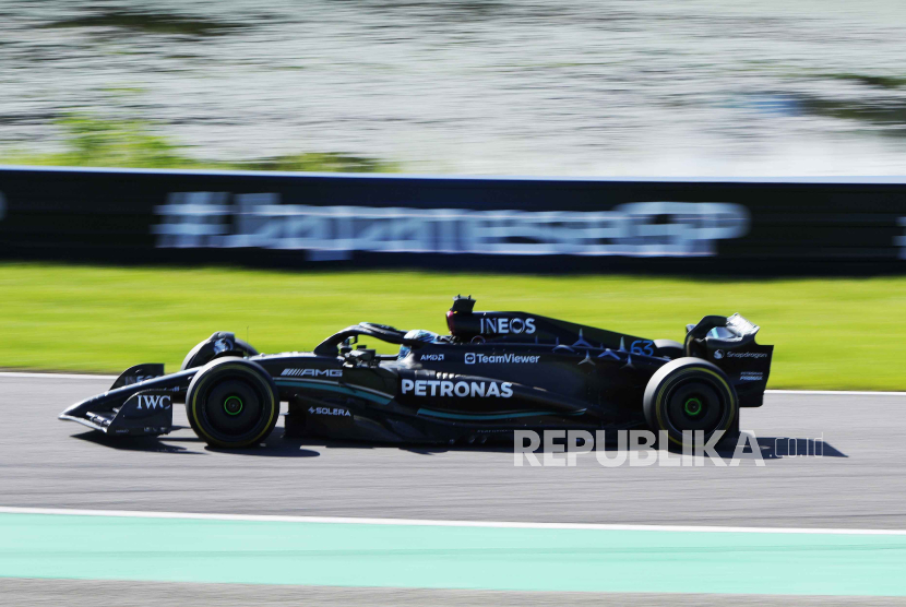 Pembalap Mercedes-AMG Petronas George Russell beraksi di lintasan balap Formula Satu (F1).
