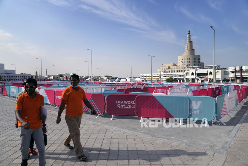 Orang-orang berjalan di sebelah terminal bus Souq Waqif di Doha, Qatar, Sabtu, 12 November 2022. Persiapan akhir sedang dilakukan untuk Piala Dunia sepak bola yang dimulai pada 20 November saat Qatar menghadapi Ekuador.