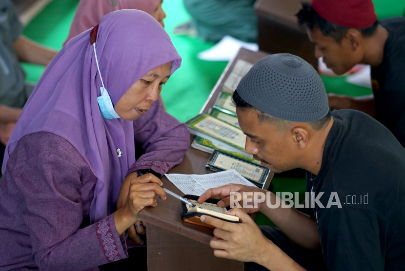 Penyuluh agama mengajari warga binaan pemasyarakatan atau narapidana mengaji di Masjid At Taubah di dalam Lembaga Pemasyarakatan (Lapas) Kelas IIA, Kota Gorontalo, Gorontalo, Kamis (14/3/2024). 