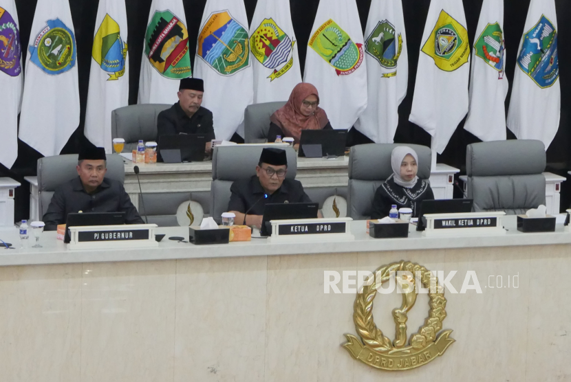 Ketua DPRD Jawa Barat (Jabar) Taufik Hidayat bersama Pj Gubernur Jabar Bey Machmudin dan Wakil Ketua DPRD Jabar Ineu Purwadewi Sundari memimpin Rapat Paripurna.