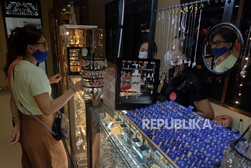 Pengunjung memilih perhiasan dalam Pameran Industri Kecil Menengah (IKM) Bali Bangkit 2021 di Taman Budaya Bali, Denpasar, Bali, Senin (1/2/2021). Pameran IKM yang digelar mulai 1 Februari - 31 Maret mendatang tersebut diikuti 50 perajin untuk mempromosikan produk asli Bali sekaligus mendorong Gerakan Nasional Bangga Buatan Indonesia (Gernas BBI). 