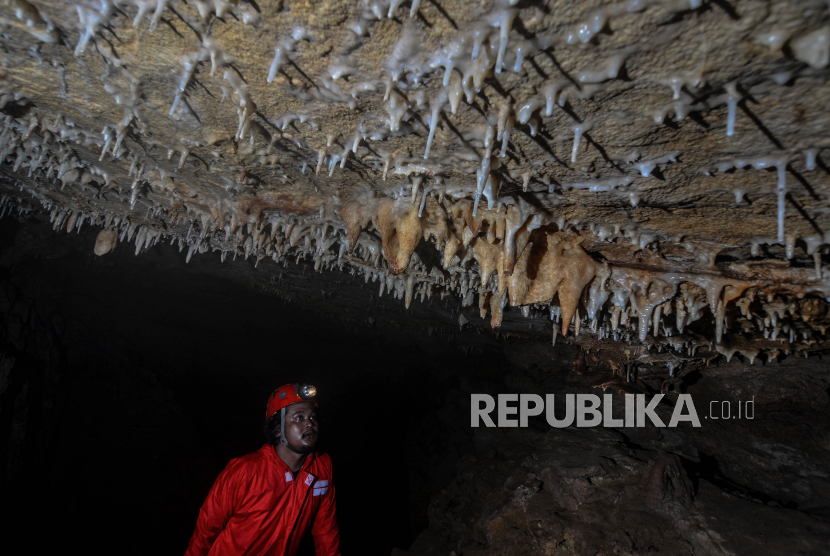 Pegiat susur gua sedang menyusuri gua di wilayah karst (ilustrasi)