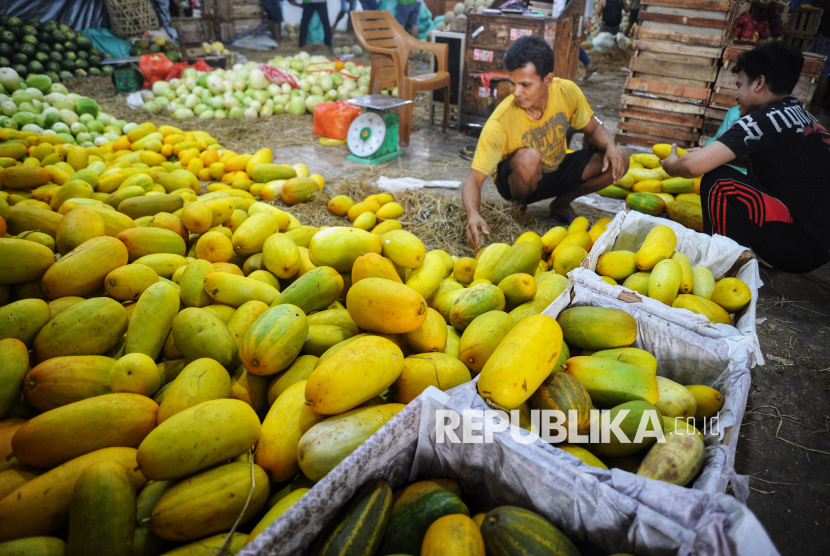 Penjualan Buah di Pasar Induk Kramat Jati Meningkat Selama Ramadhan