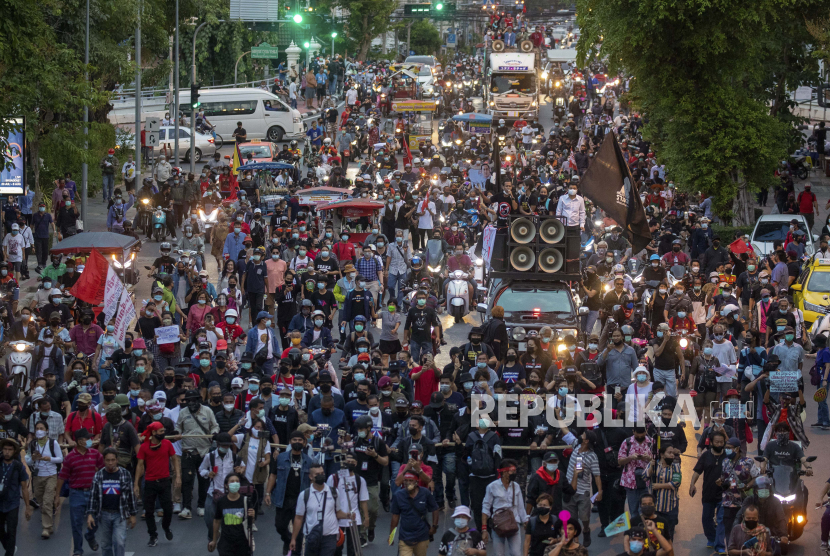Pendukung pro-demokrasi naik konvoi sepeda motor, selama demonstrasi di Bangkok, Thailand, Kamis, 24 Juni 2021.