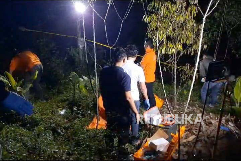 Polisi melakukan olah TKP penemuan mayat perempuan di Desa Puteran, Kecamatan Pagerageung, Kabupaten Tasikmalaya, Rabu (29/11/2023). 