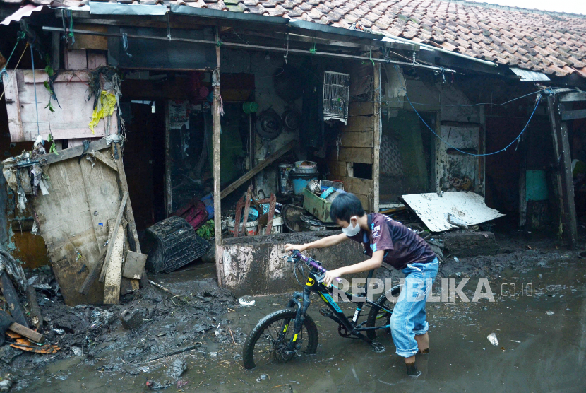 Warga membersihkan rumahnya yang terdampak banjir luapan Sungai Cikendal di Jalan Mekar Bungah RW 08, Kelurahan Cijerah, Kota Bandung, Rabu (3/11/21). Sedikitnya 15 rumah mengalami rusak berat dan rusak ringan akibat terdampak banjir luapan sungai Cikendal saat intensitas curah hujan tinggi. 