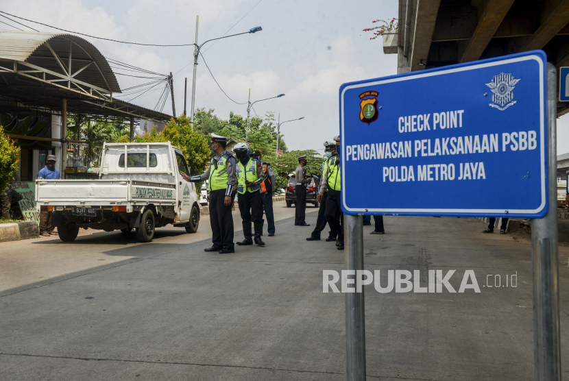 Polisi memberikan himbauan kepada pengendara saat Operasi Pengawasan Pelaksanaan Pembatasan Sosial Berskala Besar (PSBB) di kawasan Kalimalang, Jakarta, Jumat (10/4). Operasi itu menghimbau pengendara untuk memakai masker, tidak berboncengan dan menjaga jarak sosial selama berkendara sebagai upaya untuk memutus mata rantai penyebaran COVID-19