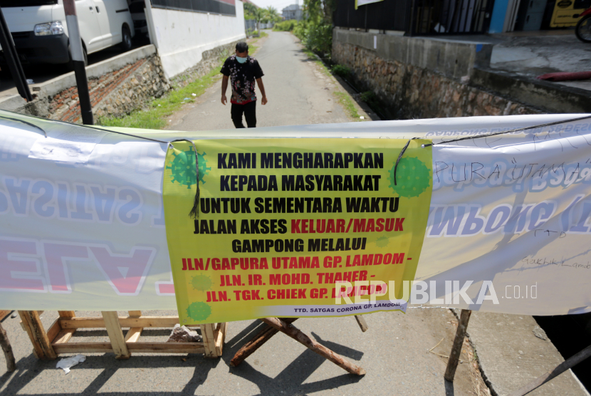 Personel Satuan Tugas (Satgas) penanggulangan virus Corona (COVID-19) menutup sementara lorong akses masuk ke permukiman warga di Banda Aceh, Aceh, Selasa (31/3/2020). Sejumlah gampong (desa) di Kota Banda Aceh dan Aceh Besar melakukan karantina wilayah dengan menutup sementara jalan dan lorong yang menuju kawasan perumahan penduduk sebagai upaya mencegah penyebaran virus Corona (COVID-19) meskipun Pemerintah tidak mengeluarkan peraturan tentang karantina wilayah