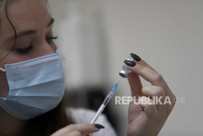 Seorang perawat bersiap untuk menyuntik seorang wanita Israel dengan suntikan ketiga vaksin COVID-19 di Yerusalem, 20 Agustus 2021.