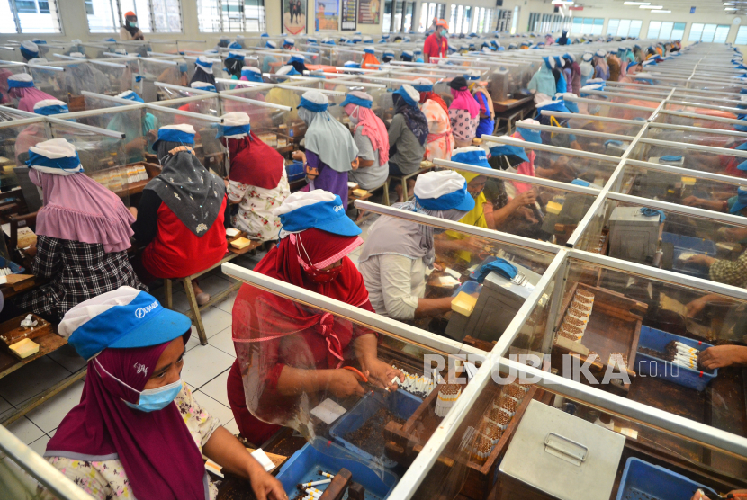 Pekerja memproduksi rokok Sigaret Kretek Tangan (SKT) di salah satu pabrik rokok di Kudus, Jawa Tengah, Kamis (23/12/2021). 