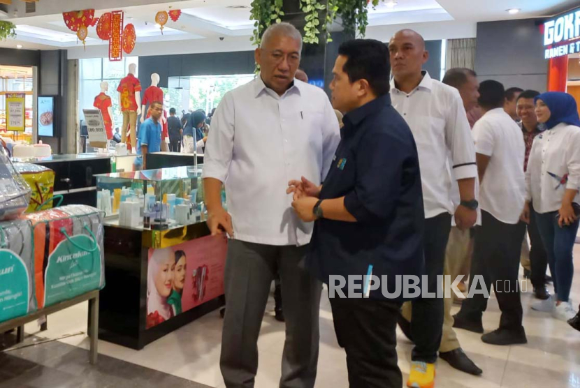 Menteri BUMN Erick Thohir dan Direktur Utama Bulog Bayu Krisnamurthi meninjau ketersediaan beras di Ramayana Klender, Jakarta Timur, Senin (12/2/2024).