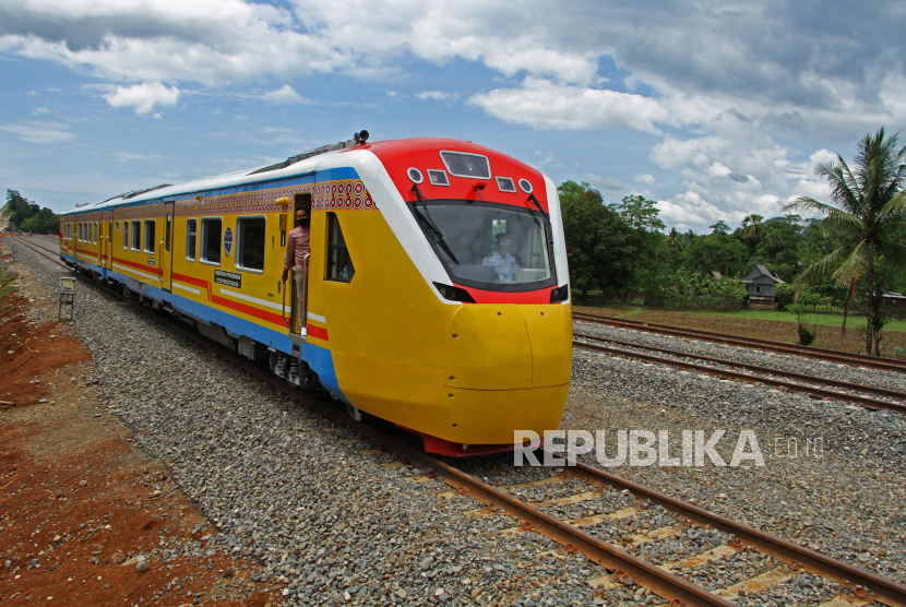 KA Andalan Celebes melintas di jalur kereta api Makassar-Maros di Kabupaten Pangkep, Sulawesi Selatan, Ahad (6/11/2022). 