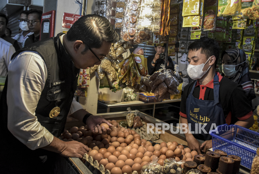 Gubernur Jawa Barat Ridwan Kamil berbincang dengan pedagang telur ayam di Pasar Atas Cimahi, CImahi Tengah, Kota Cimahi, Selasa (13/12/2022). Harga telur ayam dan daging ayam di Pasar Kosambi, Kota Bandung, mengalami kenaikan jelang perayaan natal dan tahun baru 2023. 
