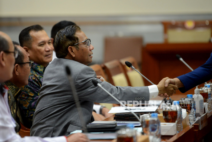 Menko Polhukam Mahfud Md berjabat tangan dengan Ketua Komisi III DPR RI Bambang Wuryanto sebelum mengikuti Rapat kerja dengan Komisi III DPR di Kompleks Parlemen, Senayan, Jakarta,Rabu (15/2/2023). Rapat tersebut beragendakan penjelasan DPR terhadap RUU Perubahan tentang Mahkamah Konstitusi (MK).