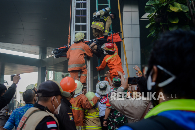 Polisi Olah TKP Kebakaran Gedung Cyber 1 Jumat Siang. Petugas Suku Dinas Penanggulangan Kebakaran dan Penyelamatan (Gulkarmat) melakukan proses evakuasi jasad korban kebakaran Gedung Cyber, Jakarta, Kamis (2/12). Sebanyak 22 unit mobil pemadam dan 100 personel dikerahkan untuk memadamkan api yang diduga akibat konsleting listrik dan sebanyak tiga orang menjadi korban, dua diantaranya dinyatakan meninggal. Republik/Thoudy Badai
