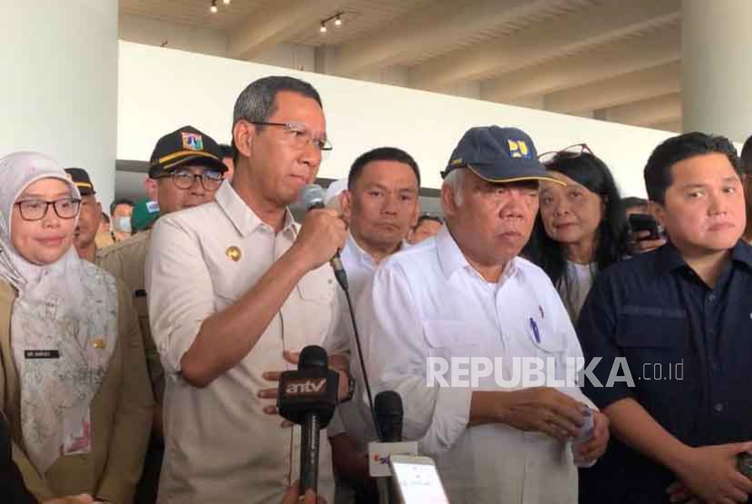 Pj Gubernur DKI Jakarta Heru Budi Hartono, Menteri BUMN Erick Thohir dan Menteri (PUPR) Basuki Hadimuljono meninjau Jakarta International Stadium (JIS), Selasa (4/7/2023). JIS akan direnovasi. 