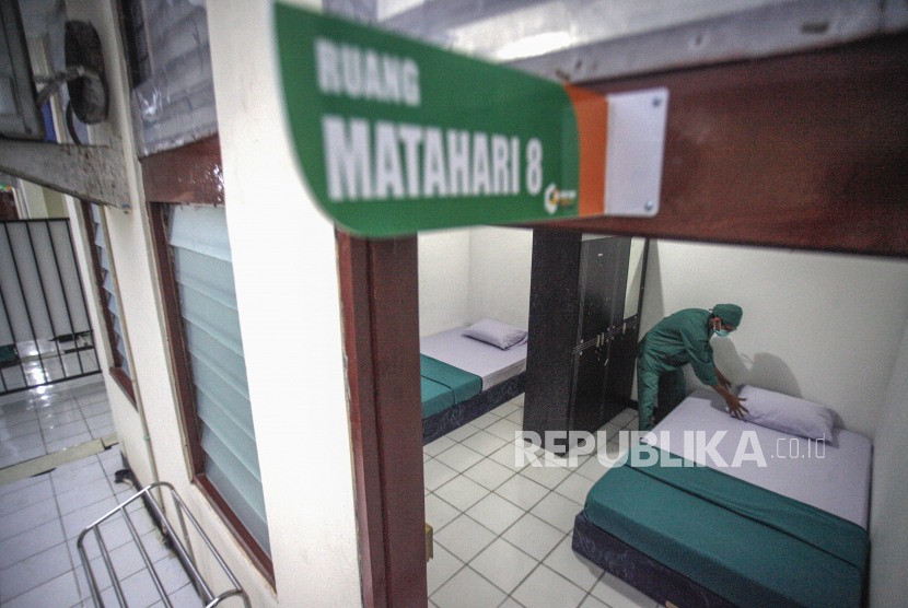 Tenaga medis mempersiapkan kamar di Pusat  Isolasi COVID-19 Gedung  Badan Pengembangan Sumber Daya Manusia (BPSDM) Kementerian Dalam Negeri, Kemang, Kabupaten Bogor, Jawa Barat, Senin (18/5/2020). Gedung yang memiliki  44 kamar dengan 168 kasur ini menjadi Pusat Isolasi COVID-19 oleh Pemkab Bogor karena ruang Isolasi yang ada di rumah sakit di Kabupaten Bogor sudah penuh, bahkan banyak pasien positif COVID-19 yang dirawat di rumah sakit yang ada di DKI Jakarta