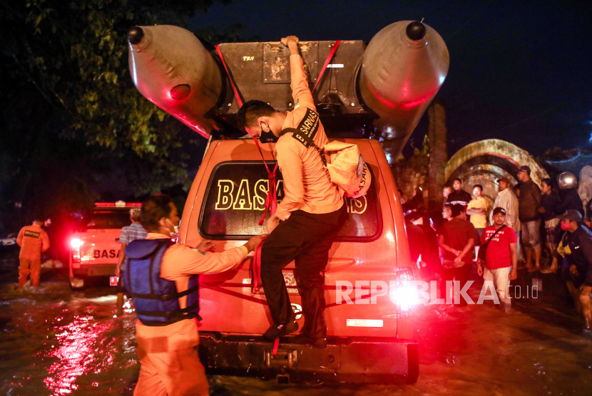  Tim penyelamat menyiapkan perahu saat evakuasi menyusul banjir bandang di kawasan pemukiman di Medan, Sumatera Utara, Indonesia, 04 Desember 2020. Banjir tersebut diakibatkan oleh hujan deras di daerah tersebut.