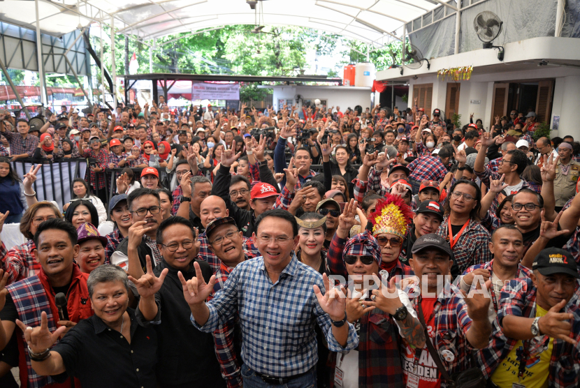Politikus PDIP Basuki Tjahaja Purnama alias Ahok berfoto bersama Ahokers dalam acara Ahokers Bareng Ganjar-Mahfud di Rumah Aspirasi Relawan Ganjar-Mahfud TKRPP, Jakarta, Ahad (4/2/2024). 
