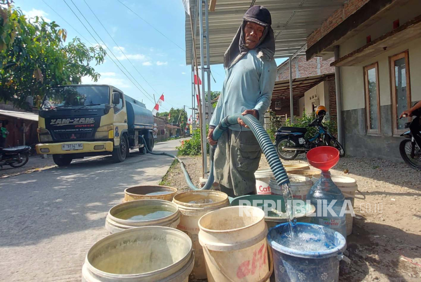 Sejumlah warga RT 03/RW 04 Dusun Kebontaman, Desa kalikayen, Kabupaten Semarang, menyiapkan berbagai wadah untuk menampung bantuan air bersih di lingkungannya, Jumat (11/8/2023). 