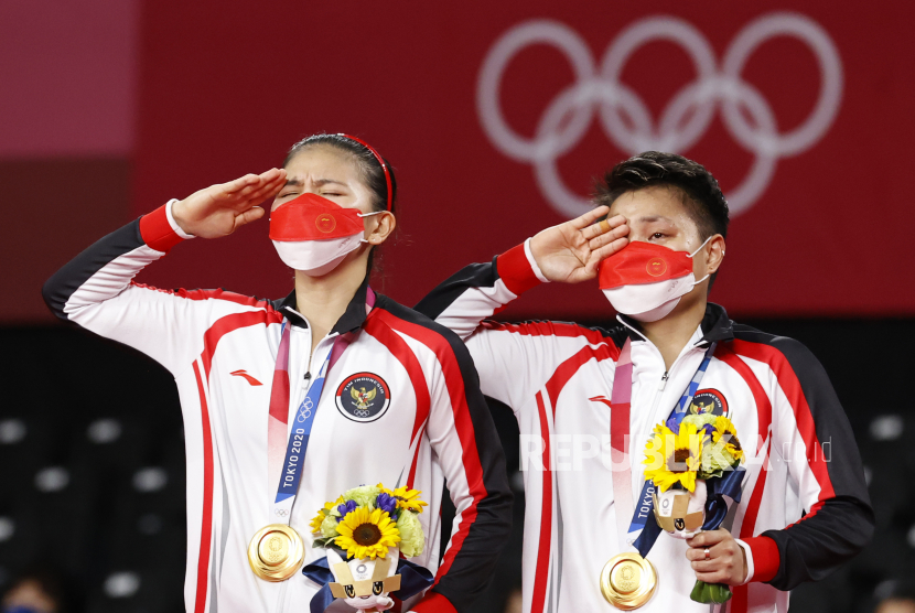  Peraih medali emas Greysia Polii (kiri) dan Apriyani Rahayu (kanan) bereaksi selama upacara pemberian penghargaan Bulutangkis Ganda Putri di Olimpiade Tokyo 2020 di Musashino Forest Sports Plaza di Chofu, Tokyo, Jepang, 02 Agustus 2021.