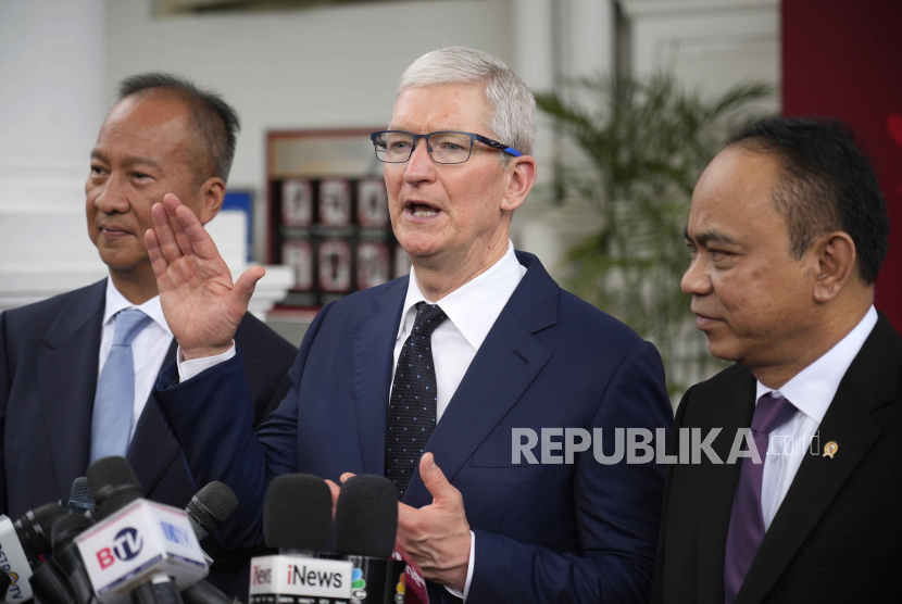 CEO Apple Tim Cook didampingi Menkominfo Budi Arie Setiadi dan Menteri Perindustrian Agus Gumiwang Kartasasmita di Kompleks Istana Kepresidenan, Jakarta, Rabu (17/4/2024). 