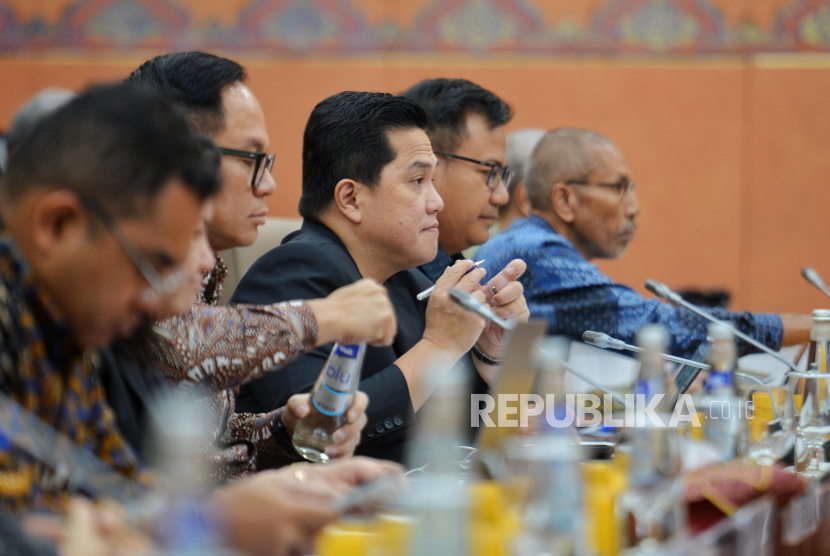 Menteri BUMN Erick Thohir (tengah) didampingi Wakil Menteri BUMN Kartika Wirjoatmodjo (kedua kiri) saat menghadiri rapat kerja bersama Komisi VI DPR RI, di Gedung Nusantara I, Kompleks Parlemen, Jakarta, Senin (4/12/2023). Rapat tersebut membahas tentang laporan dan evaluasi pelaksanaan kinerja BUMN tahun 2023, evaluasi capaian kinerja BUMN Tahun 2023 dan rencana aksi pembinaan BUMN tahun 2024.