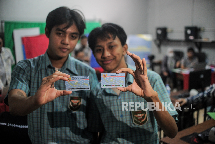 Pelajar memperlihatkan KTP yang telah selesai dibuat saat perekaman KTP elektronik di SMK YPK Kesatuan, Manggarai, Jakarta Selatan, Kamis (1/2/2024). DKI berkoordinasi dengan Jabar dan Banten.