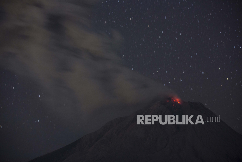  Lava panas mengalir turun dari kawah Gunung Sinabung dalam foto ini diambil dengan menggunakan kecepatan rana lambat di Karo, Sumatra Utara, Indonesia, Rabu malam, 10 Maret 2021.