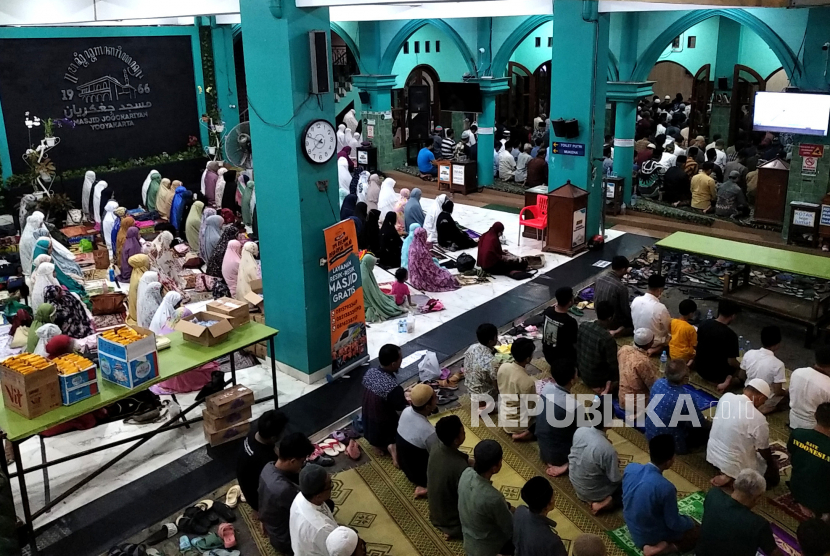 Umat Muslim menunaikan shalat tarawih di Masjid Jogokariyan, Yogyakarta, Kamis (23/3/2023). Ada yang khas di Masjid Jogokariyan yakni shalat tarawih a la Madinah. Setiap shalat tarawih dengan bacaan 1 Juz.