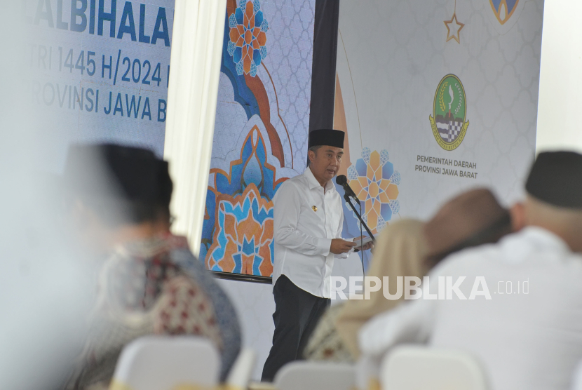 Pj Gubernur Jawa Barat (Jabar) Bey Machmudin menyampaikan sambutan saat acara Silaturahmi Halalbihalal Idul Fitri 1445 Hijriah Tingkat Provinsi Jabar,