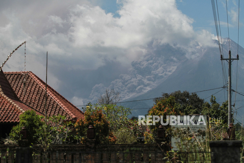 Luncuran awan panas Gunung Merapi terlihat dari Pakem, Sleman, DI Yogyakarta, Sabtu (11/3/2023). BPPTKG menghimbau kepada masyarakat untuk mengungsi apabila cakupan wilayah awan panas guguran lebih dari 7 kilometer dari puncak. 