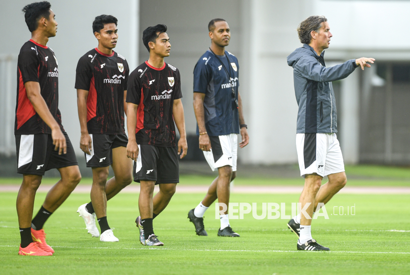 Pelatih Timnas Indonesia Patrick Kluivert (kedua kanan) bersama Alex Pastoor (kanan) bersama anak asuhnya saat latihan jelang pertandingan Kualifikasi Piala Dunia 2026 di Stadion Madya, komplek GBK, Senayan, Sabtu (22/3/2025). Timnas Indonesia akan melawan Bahrain dalam laga kedelapan putaran ketiga Kualifikasi Piala Dunia 2026 zona Asia, di Stadion Utama Gelora Bung Karno (SUGBK), Jakarta, pada Selasa (25/3). 