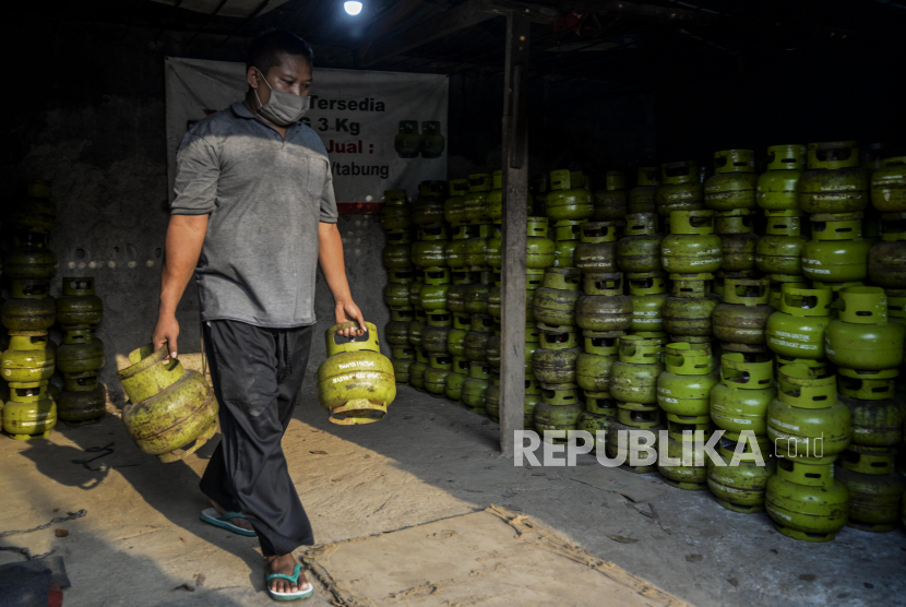 Pekerja membawa gas elpiji tiga kilogram di kawasan Pasar Rebo, Jakarta, Selasa (4/8). Pertamina menaksir kebutuhan elpiji subsidi pada 2021 mencapai 7,50 juta metrik ton.