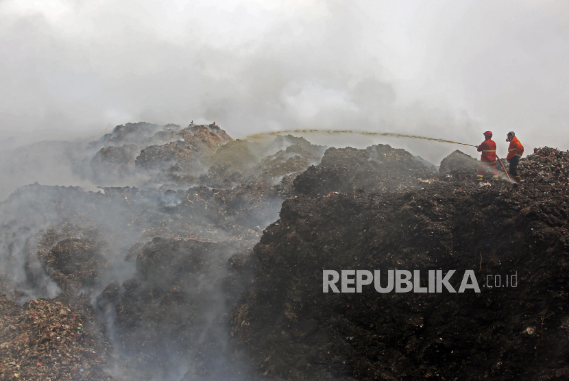 Petugas pemadam kebakaran melakukan pendinginan gunungan sampahdi TPA Rawakucing. Satpol PP Kota Tangerang melarang aktivitas pemulung di wilayah TPA Rawakucing.