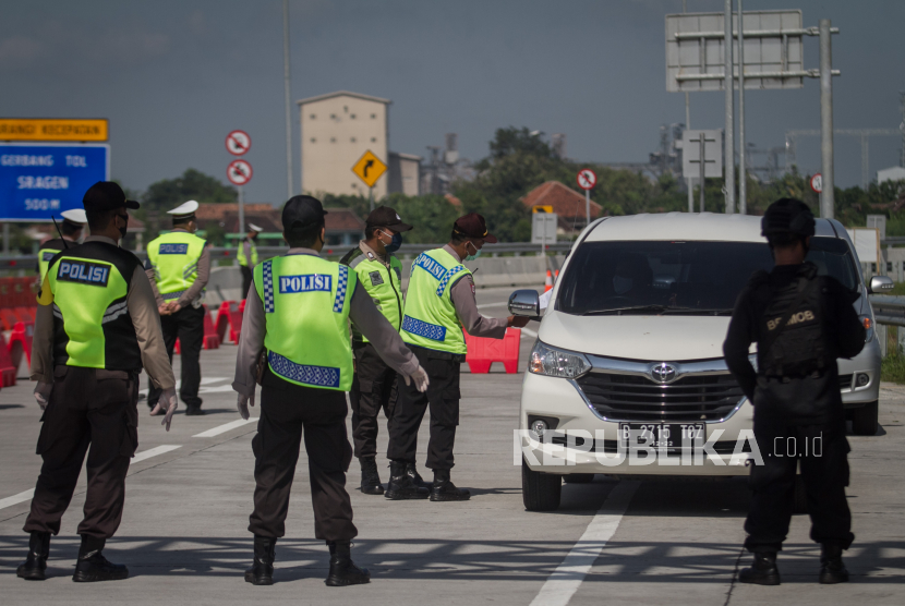 Petugas Kepolisian Polresta Sragen memeriksa kendaraan yang keluar tol melalui Gerbang Tol Sragen, Jawa Tengah, Jumat (22/5/2020). Pemeriksaan tersebut sebagai upaya penyekatan pemudik yang hendak masuk Sragen untuk memutus rantai penyebaran COVID-19